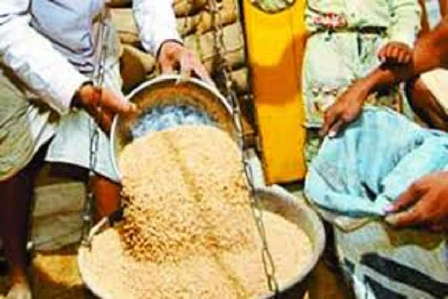 ১ জুন থেকে সারা দেশে এক দেশ এক রেশন কার্ড যোজনা শুরু হবে ৷ পয়লা জুন থেকে ২০ রাজ্য ও কেন্দ্রশাসিত অঞ্চলে পোর্টিবিলিটির মাধ্যমে এক দেশ এক রেশন কার্ড বলবৎ করার যাবতীয় প্রস্তুতি চলছে ৷ করোনা ভাইরাসের ফলে সারা দেশে লকডাউনের ফলে পরিযায়ী, প্রান্তিক ও আর্থিক ভাবে দুর্বল শ্রমজীবী মানুষের কথা মাথায় রেখেই পয়লা জুন থেকে ১৭ রাজ্য ও ৩ কেন্দ্রশাসিত অঞ্চলের মধ্যে এই প্রকল্প শুরু হয়ে যাবে ৷ অন্ধ্রপ্রদেশ, তেলঙ্গানা, গুজরাত, মহারাষ্ট্র, হরিয়ানা, রাজস্থান, কর্ণাটক, কেরল, মধ্যপ্রদেশ, গোয়া, ঝাড়খণ্ড, ত্রিপুরা, বিহার, উত্তরপ্রদেশ, পঞ্জাব, হিমাচলপ্রদেশ ও দমন-দিউয়ে এক দেশ এক রেশন কার্ড পরিষেবা শুরু হবে ৷ প্রতীকী ছবি ৷ ১ জুন থেকে সারা দেশে এক দেশ এক রেশন কার্ড যোজনা শুরু হবে ৷ পয়লা জুন থেকে ২০ রাজ্য ও কেন্দ্রশাসিত অঞ্চলে পোর্টিবিলিটির মাধ্যমে এক দেশ এক রেশন কার্ড বলবৎ করার যাবতীয় প্রস্তুতি চলছে ৷ করোনা ভাইরাসের ফলে সারা দেশে লকডাউনের ফলে পরিযায়ী, প্রান্তিক ও আর্থিক ভাবে দুর্বল শ্রমজীবী মানুষের কথা মাথায় রেখেই পয়লা জুন থেকে ১৭ রাজ্য ও ৩ কেন্দ্রশাসিত অঞ্চলের মধ্যে এই প্রকল্প শুরু হয়ে যাবে ৷ অন্ধ্রপ্রদেশ, তেলঙ্গানা, গুজরাত, মহারাষ্ট্র, হরিয়ানা, রাজস্থান, কর্ণাটক, কেরল, মধ্যপ্রদেশ, গোয়া, ঝাড়খণ্ড, ত্রিপুরা, বিহার, উত্তরপ্রদেশ, পঞ্জাব, হিমাচলপ্রদেশ ও দমন-দিউয়ে এক দেশ এক রেশন কার্ড পরিষেবা শুরু হবে ৷ প্রতীকী ছবি ৷