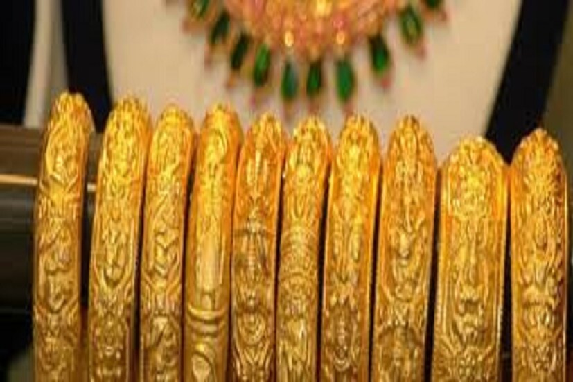 করোনা ভাইরাসের ফলে সারা দেশে ৫৪ দিনের লকডাউন চলছে ৷ ২২ মার্চ জনতা কার্ফুর দিন থেকে দেশের সমস্ত মানুষ কার্যত গৃহবন্দি ৷ বন্ধ, বাজার, দোকান ও ব্যবসা-বাণিজ্য ৷ ক্রমেই সোনার চাহিদা তলানিতে ঠেকেছে ৷ লকডাউনের ফলে ক্রমশই মন্দা দেখা দিয়েছে ৷ প্রতীকী ছবি ৷ 