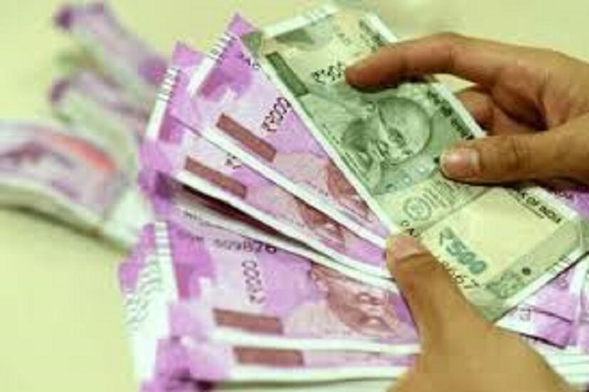 প্রধানমন্ত্রী লঘু ব্যাপারিক মানধন যোজনা : প্রধানমন্ত্রী নরেন্দ্র মোদি ১২ সেপ্টেম্বর ২০১৯ সালে ছোট ব্যাপারিদের জন্য পেনশনের প্রতিশ্রুতি দিয়েছিলেন ৷ প্রধানমন্ত্রী লঘু ব্যাপারিক মানধন যোজনার ফলে ছোট ধরনের কারবার যাঁরা করে থাকেন তাঁরা বিশেষ সুবিধা পাবেন ৷ ৬০ বছর হওয়ার পরে বছরে ৩৬,০০০ টাকা পেনশন পেতে পারেন ৷ এই যোজনায় ১.৫ কোটি টাকার কম যে সমস্ত ছোট দোকানিরা বছরে রোজগার করে থাকেন তাঁরাই সুবিধা পাবেন ৷ ইপিএফ, ইএসআই বা আয়করদাতারা এই প্রকল্পের সুবিধা পাবেন না ৷ প্রতীকী ছবি ৷