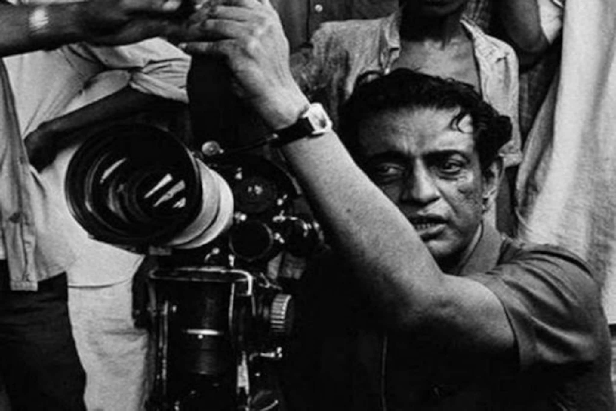 'পথের পাঁচালী'র শ্যুটিং করছেন সত্যজিৎ, ক্যামেরাবন্দি করলেন কিশোর কুমার