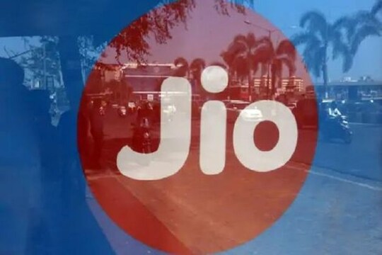৪৯৯ টাকার প্ল্যান: এই প্ল্যানটির বৈধতা ৫৬ দিন। এই ক্রিকেট প্ল্যানে গ্রাহকরা প্রতিদিন ১.৫ জিবি ইন্টারনেট ডেটা পাবে। মানে আপনি মোট আপনি মোট ৭৪ জিবি ডেটা ব্যবহারের সুযোগ পাবেন। সেই সঙ্গে থাকছে এক বছরের Disney+ Hotstar এর VIP সাবস্ক্রিপশন