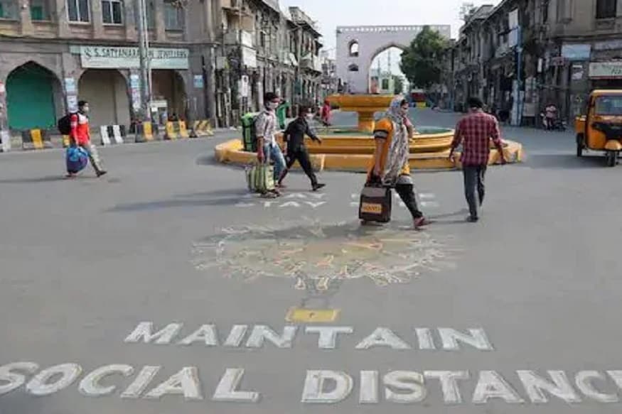 কেন্দ্রীয় সরকার সূত্রের খবর, বৈঠকে কন্টেইনমেন্ট জোনগুলি সিল করে দেওয়ার উপরেই জোর দিয়েছেন ক্যাবিনেট সচিব৷ একই সঙ্গে পয়লা জুন থেকে কী স্ট্র্যাটেজি নেওয়া যায়, তার জন্য রাজ্যগুলির কাছে পরামর্শও চেয়েছে কেন্দ্র৷ বুধবারই News18 জানিয়েছিল, লকডাউনের মেয়াদ বাড়ানো হতে পারে৷ কেন্দ্রের এক আধিকারিক জানালেন, ৩১ মে-র পরে মূলত রাজ্যগুলিকেই সিদ্ধান্ত নিতে বলা হবে, তারা কী ধরনের লকডাউন নিয়ম রাখতে চায়৷ কেন্দ্রীয় সরকার সূত্রের খবর, বৈঠকে কন্টেইনমেন্ট জোনগুলি সিল করে দেওয়ার উপরেই জোর দিয়েছেন ক্যাবিনেট সচিব৷ একই সঙ্গে পয়লা জুন থেকে কী স্ট্র্যাটেজি নেওয়া যায়, তার জন্য রাজ্যগুলির কাছে পরামর্শও চেয়েছে কেন্দ্র৷ বুধবারই News18 জানিয়েছিল, লকডাউনের মেয়াদ বাড়ানো হতে পারে৷ কেন্দ্রের এক আধিকারিক জানালেন, ৩১ মে-র পরে মূলত রাজ্যগুলিকেই সিদ্ধান্ত নিতে বলা হবে, তারা কী ধরনের লকডাউন নিয়ম রাখতে চায়৷