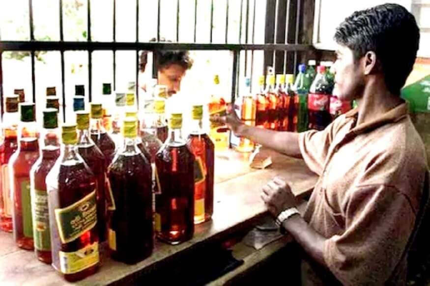 করোনা সংক্রমণ ঠেকাতে কুড়িচেডু শহরে লকডাউন চলছে৷ প্রকাশম জেলার পুলিশ সুপার জানিয়েছেন, লকডাউনে মদের দোকান বন্ধ৷ তাই মদ না পেয়েই হ্যান্ড স্যানিটাইজার খেয়েছিলেন কয়েকজন৷ কারণ হ্যান্ড স্যানিটাইজারে অ্যালকোহল থাকে৷ প্রতীকী চিত্র৷ করোনা সংক্রমণ ঠেকাতে কুড়িচেডু শহরে লকডাউন চলছে৷ প্রকাশম জেলার পুলিশ সুপার জানিয়েছেন, লকডাউনে মদের দোকান বন্ধ৷ তাই মদ না পেয়েই হ্যান্ড স্যানিটাইজার খেয়েছিলেন কয়েকজন৷ কারণ হ্যান্ড স্যানিটাইজারে অ্যালকোহল থাকে৷ প্রতীকী চিত্র৷