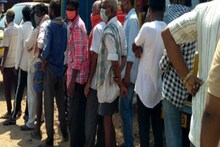 সন্ধে ৭টা, তখনও মদের দোকানের সামনে দীর্ঘ লাইন !