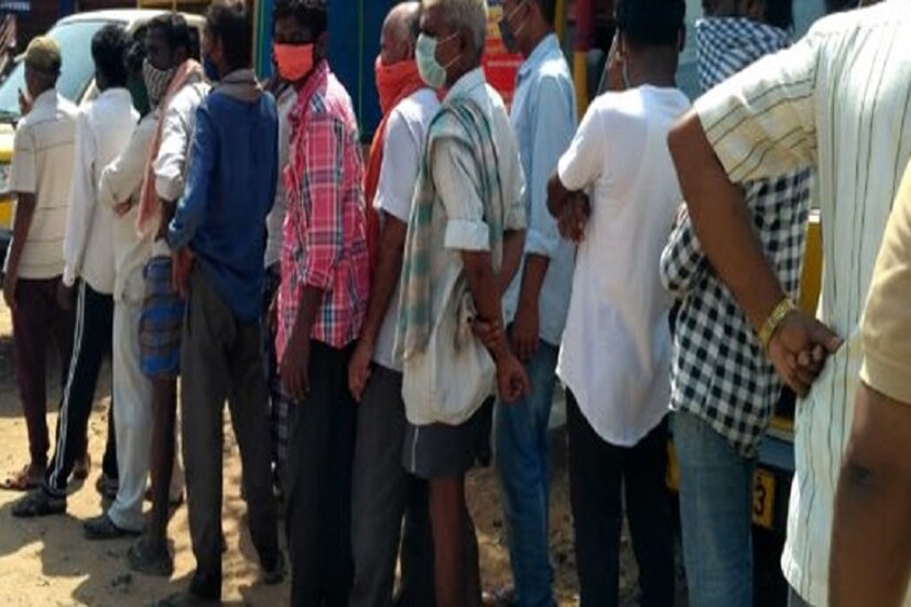 দোকান খোলার আগে থেকে লম্বা লাইন সর্বত্র ৷ ভোর রাত থেকেই লাইনে সুরাপ্রেমীরা ৷ শাটার উঠতেই কোথাও কোথাও তো শুরু হয়ে গেল বাজি ফাটিয়ে বিজয় উৎসব ৷ রাজ্য নির্বিশেষে বেশিরভাগ জায়গায় একই চিত্র ৷