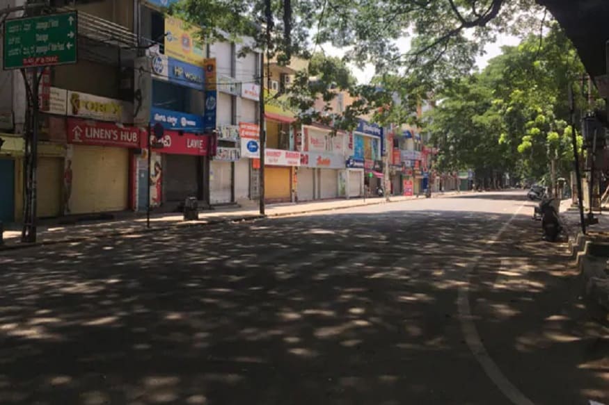 নির্দেশিকা জারি করে উত্তরপ্রদেশ সরকার জানিয়েছে, শুক্রবার ১০ জুলায় রাত ১০টা থেকে ১৩ জুলাই সকাল পাঁচটা পর্যন্ত এই লকডাউন কার্যকর থাকবে। উল্লেখ্য উত্তরপ্রদেশের পাশাপাশি করোনা মোকাবিলায় পশ্চিমবঙ্গের কন্টেনইনমেন্ট জোনগুলিতে শুরু হয়েছে কড়া লকডাউন। সর্বত্র চলছে পুলিশের নজরদারি। নির্দেশিকা জারি করে উত্তরপ্রদেশ সরকার জানিয়েছে, শুক্রবার ১০ জুলায় রাত ১০টা থেকে ১৩ জুলাই সকাল পাঁচটা পর্যন্ত এই লকডাউন কার্যকর থাকবে। উল্লেখ্য উত্তরপ্রদেশের পাশাপাশি করোনা মোকাবিলায় পশ্চিমবঙ্গের কন্টেনইনমেন্ট জোনগুলিতে শুরু হয়েছে কড়া লকডাউন। সর্বত্র চলছে পুলিশের নজরদারি।