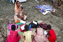 সাক্ষাৎ সরস্বতী! আমফান বিধ্বস্ত অঞ্চলে ছোটদের পড়াচ্ছেন এই তিনকন্যা সাক্ষাৎ সরস্বতী! আমফান বিধ্বস্ত অঞ্চলে ছোটদের পড়াচ্ছেন এই তিনকন্যা