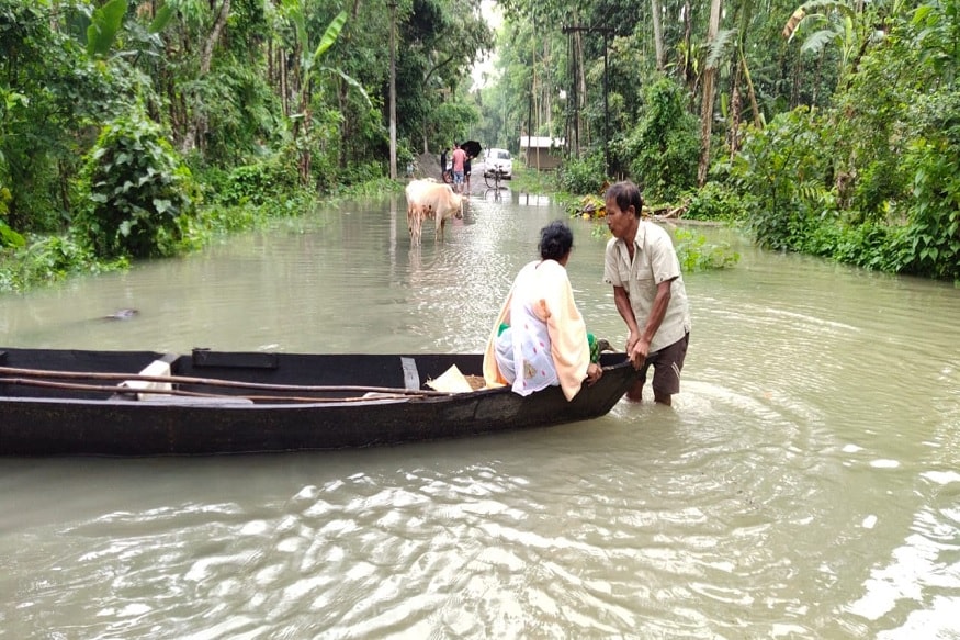 আরও খারাপ হল অসমের বন্যা পরিস্থিতি। অসম দুর্যোগ মোকাবিলা দফতরের (ASDMA) সূত্রে খবর মুহূর্তে ২ লক্ষ ৭২ হাজার মানুষ অসমে বন্যা দুর্গত। আরও খারাপ হল অসমের বন্যা পরিস্থিতি। অসম দুর্যোগ মোকাবিলা দফতরের (ASDMA) সূত্রে খবর মুহূর্তে ২ লক্ষ ৭২ হাজার মানুষ অসমে বন্যা দুর্গত।