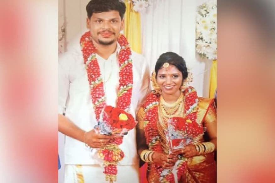 বউয়ের ঘরের মধ্যে ছেড়ে দেওয়া হয়েছিল বিষধর কোবরা ৷ আগে একবার বিষ প্রয়োগ করেও বেঁচে গিয়েছিল স্ত্রী ৷ তাই তাকে নিকেশ করে দিতে এবার আরও আঁটঘাঁট বেধে নেমেছিল কেরলের কোলামের সূরজ৷একটি বেসরকারি ব্যাঙ্কে কর্মরত সূরজ ৷ পরিকল্পনায় কোনও ফাঁক রাখেনি এই দুষ্কৃতী ৷ স্ত্রী উত্তরাকে মারার জন্য সাপ কিনে আনার আগে ইন্টারনেটে বিভিন্ন সাপের ভিডিও দীর্ঘদিন ধরে দেখছিল সে ৷ তার ইচ্ছা ছিল স্ত্রী-র সমস্ত টাকা ও গয়না নিয়ে আবার বিয়ে করা ৷Photo Courtesy-ANI/Twitter বউয়ের ঘরের মধ্যে ছেড়ে দেওয়া হয়েছিল বিষধর কোবরা ৷ আগে একবার বিষ প্রয়োগ করেও বেঁচে গিয়েছিল স্ত্রী ৷ তাই তাকে নিকেশ করে দিতে এবার আরও আঁটঘাঁট বেধে নেমেছিল কেরলের কোলামের সূরজ৷একটি বেসরকারি ব্যাঙ্কে কর্মরত সূরজ ৷ পরিকল্পনায় কোনও ফাঁক রাখেনি এই দুষ্কৃতী ৷ স্ত্রী উত্তরাকে মারার জন্য সাপ কিনে আনার আগে ইন্টারনেটে বিভিন্ন সাপের ভিডিও দীর্ঘদিন ধরে দেখছিল সে ৷ তার ইচ্ছা ছিল স্ত্রী-র সমস্ত টাকা ও গয়না নিয়ে আবার বিয়ে করা ৷Photo Courtesy-ANI/Twitter