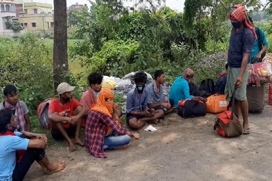 মন্ত্রী জানিয়েছেন, চলতি বছরের মার্চ থেকে জুন মাসের মধ্যে জাতীয় সড়ক সহ দেশের রাস্তাগুলিতে ৮১,৩৮৫টি দুর্ঘটনা ঘটেছে৷ এই দুর্ঘটনাগুলিতে মোট ২৯,৪১৫ জনের মৃত্যু হয়েছে৷ যদিও এই মৃতদের মধ্যে কতজন পরিযায়ী শ্রমিক রয়েছেন, তার কোনও আলাদা তথ্য কেন্দ্রীয় সড়ক পরিবহণ এবং হাইওয়ে মন্ত্রক রাখে না বলে জানিয়েছেন ভি কে সিং৷প্রতীকী ছবি মন্ত্রী জানিয়েছেন, চলতি বছরের মার্চ থেকে জুন মাসের মধ্যে জাতীয় সড়ক সহ দেশের রাস্তাগুলিতে ৮১,৩৮৫টি দুর্ঘটনা ঘটেছে৷ এই দুর্ঘটনাগুলিতে মোট ২৯,৪১৫ জনের মৃত্যু হয়েছে৷ যদিও এই মৃতদের মধ্যে কতজন পরিযায়ী শ্রমিক রয়েছেন, তার কোনও আলাদা তথ্য কেন্দ্রীয় সড়ক পরিবহণ এবং হাইওয়ে মন্ত্রক রাখে না বলে জানিয়েছেন ভি কে সিং৷প্রতীকী ছবি