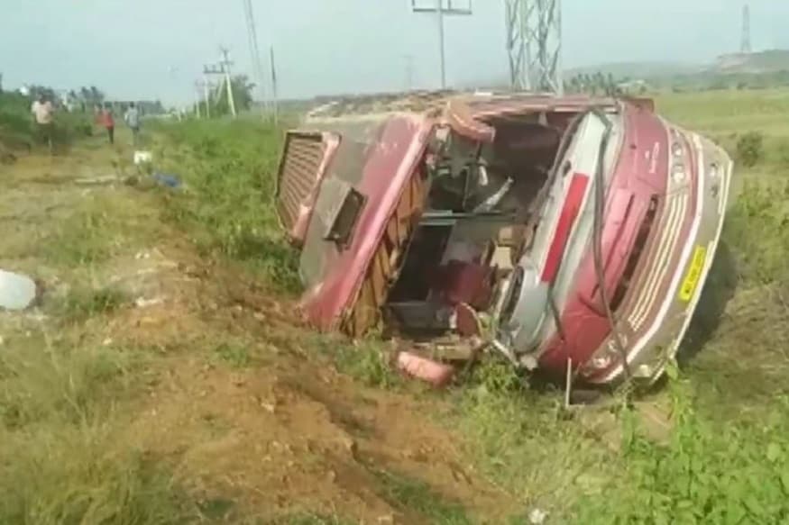 ফের পথ দুর্ঘটনার শিকার পরিযায়ী শ্রমিকরা৷ এবার অন্ধ্রপ্রদেশের কাছে উল্টে গেল শ্রমিক বোঝাই বাস৷ Photo Courtesy: ANI ফের পথ দুর্ঘটনার শিকার পরিযায়ী শ্রমিকরা৷ এবার অন্ধ্রপ্রদেশের কাছে উল্টে গেল শ্রমিক বোঝাই বাস৷ Photo Courtesy: ANI
