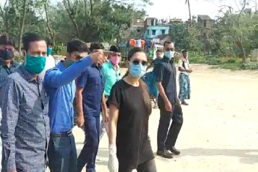 বাংলার বিভিন্ন জেলার পাশাপাশি ক্ষতি হয়েছে শহর কলকাতাতেও। আমফানের জেরে ব্যাপক ক্ষতিগ্রস্ত হয়েছে সোনারপুর, বারুইপুরের বিভিন্ন এলাকা। একদিকে করোনা, অন্য দিকে আমফানের প্রভাবে নাজেহাল অবস্থা এই সব এলাকার মানুষদের। শুক্রবার বারুইপুর, সোনারপুর এবং ভাঙ্গরে আমফানে ক্ষতিগ্রস্ত এলাকা ঘুরে দেখলেন সাংসদ মিমি চক্রবর্তী ও তাঁর প্রতিনিধি দল। বাংলার বিভিন্ন জেলার পাশাপাশি ক্ষতি হয়েছে শহর কলকাতাতেও। আমফানের জেরে ব্যাপক ক্ষতিগ্রস্ত হয়েছে সোনারপুর, বারুইপুরের বিভিন্ন এলাকা। একদিকে করোনা, অন্য দিকে আমফানের প্রভাবে নাজেহাল অবস্থা এই সব এলাকার মানুষদের। শুক্রবার বারুইপুর, সোনারপুর এবং ভাঙ্গরে আমফানে ক্ষতিগ্রস্ত এলাকা ঘুরে দেখলেন সাংসদ মিমি চক্রবর্তী ও তাঁর প্রতিনিধি দল।