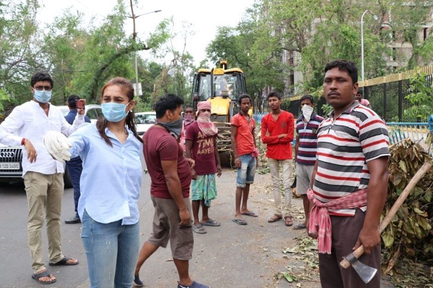 'এটাই মানুষকে বলার যে আমাদের কাজ চলছে , এটা একটা ছোটখাটো দুর্যোগ হয়নি , তবু আমরা চেষ্টা করছি পরিস্থিতি ঠিক করবার জন্য' । 'এটাই মানুষকে বলার যে আমাদের কাজ চলছে , এটা একটা ছোটখাটো দুর্যোগ হয়নি , তবু আমরা চেষ্টা করছি পরিস্থিতি ঠিক করবার জন্য' ।