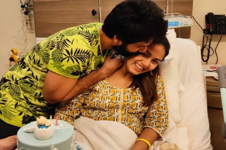 * এভাবেও পালন করা যায় জন্মদিন! হাসপাতালের বেডে শুয়ে৷ দেখিয়েছিলেন শাহিদ পত্নী মীরা! স্ত্রীর জন্য হাসপাতালেই কেক এনেছিলেন শাহিদ কাপুর! * এভাবেও পালন করা যায় জন্মদিন! হাসপাতালের বেডে শুয়ে৷ দেখিয়েছিলেন শাহিদ পত্নী মীরা! স্ত্রীর জন্য হাসপাতালেই কেক এনেছিলেন শাহিদ কাপুর!