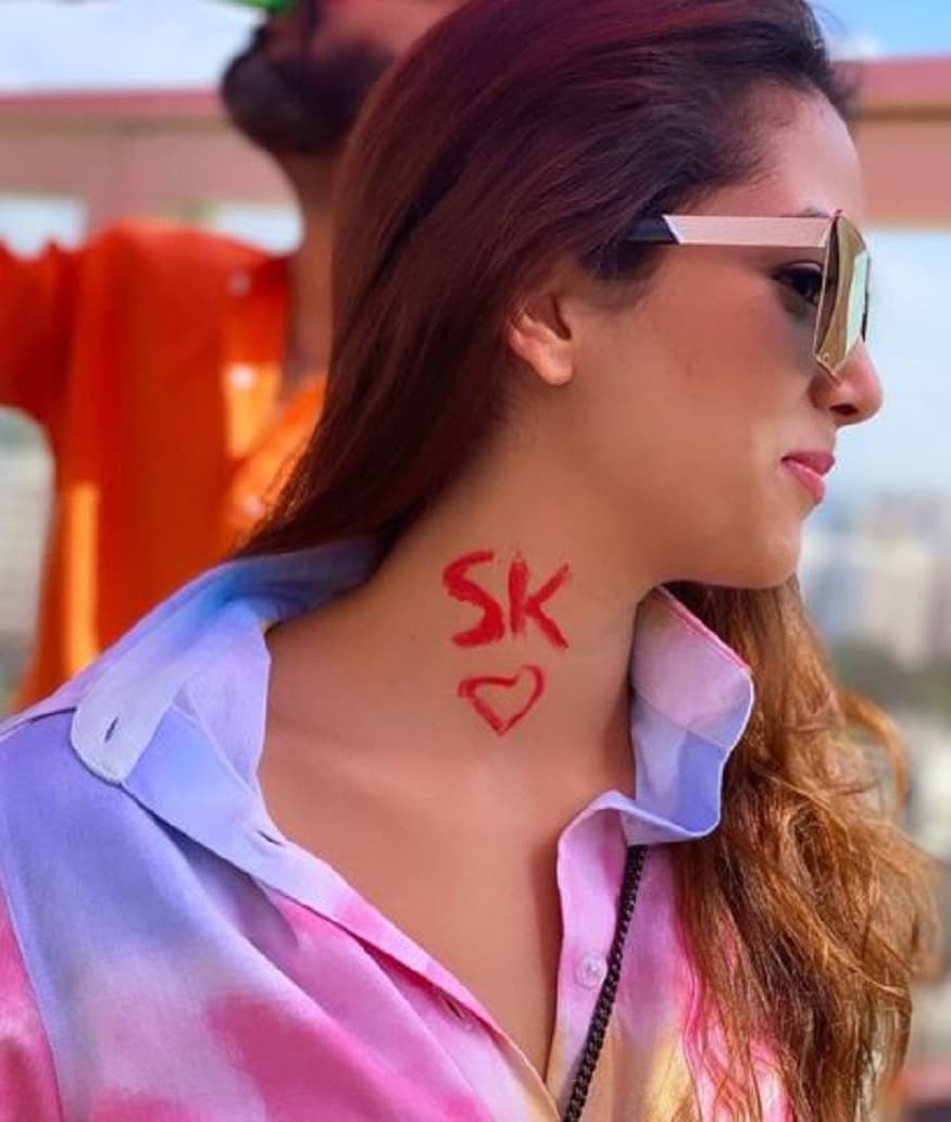 * একেবারে দেখাশোনা করেই বিয়ে হয় দুজনের৷ বলিউডের সেরা তারকা দম্পতির মধ্যে উল্লেখযোগ্য এই জুটি! দেখুন কীভাবে স্বামী শাহিদ কাপুরের নাম নিজের গলায় লিখেছেন মীরা! * একেবারে দেখাশোনা করেই বিয়ে হয় দুজনের৷ বলিউডের সেরা তারকা দম্পতির মধ্যে উল্লেখযোগ্য এই জুটি! দেখুন কীভাবে স্বামী শাহিদ কাপুরের নাম নিজের গলায় লিখেছেন মীরা!