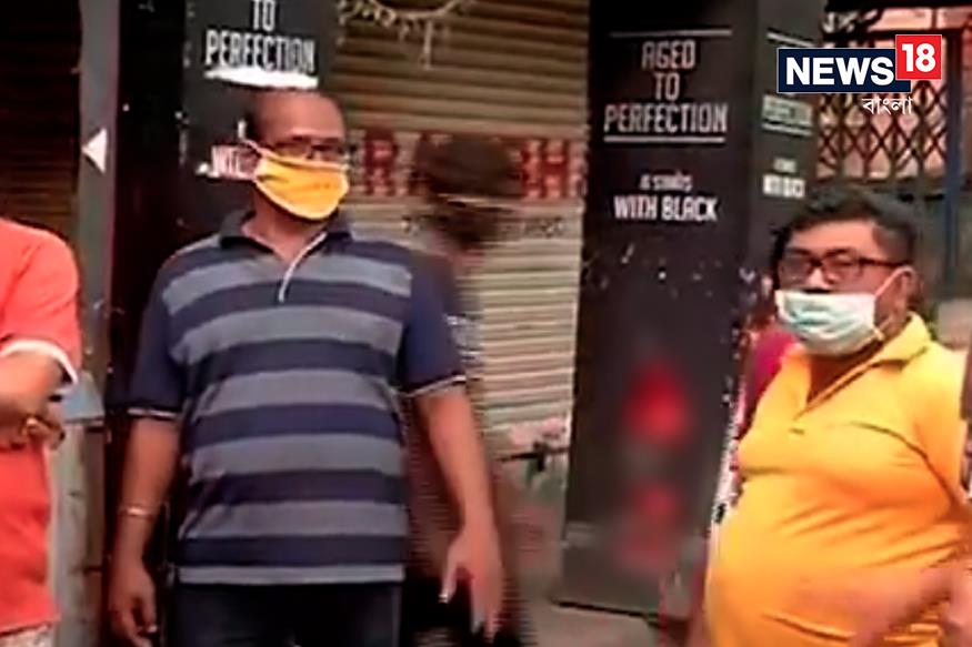 • দেশের মতোই কলকাতাতেও তাই মদের দোকানে সকাল থেকে দেখা গিয়েছে মানুষের ভিড়। তাঁরা লাইন করে অপেক্ষা করছেন, কখন খুলবে দোকান। • দেশের মতোই কলকাতাতেও তাই মদের দোকানে সকাল থেকে দেখা গিয়েছে মানুষের ভিড়। তাঁরা লাইন করে অপেক্ষা করছেন, কখন খুলবে দোকান।