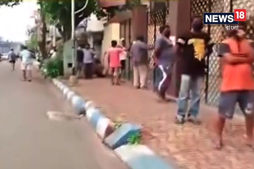 • কলকাতায় মদের দোকান যখনই খুলুক, সকাল থেকেই মদের দোকানের সামনে লাইন পড়ে গিয়েছে। কাকভোরে লোকে এসে লাইন দিয়েছে মদের দোকানের সামনে। 