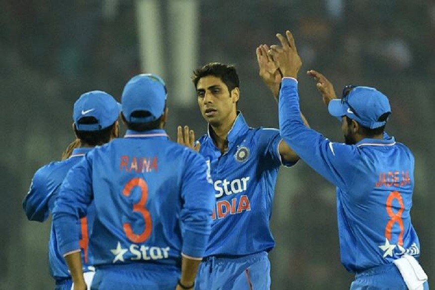 নেহরার কথায়, 'দিল্লি থেকে প্রথমে চেন্নাই পৌঁছলাম, সেখান থেকে শ্রীলঙ্কা৷ চেন্নাইয়ে আমায় যখন হোটেলের ঘরের চাবি দিচ্ছে, আমি জিগ্গেস করলাম, হরভজন কোন ঘরে আছে? কারণ ওকেই একমাত্র চিনতাম৷ চুপচাপ থাকতাম৷ প্র্যাক্টিসের সময়েও হরভজনের পাশেই বসতাম৷' নেহরার কথায়, 'দিল্লি থেকে প্রথমে চেন্নাই পৌঁছলাম, সেখান থেকে শ্রীলঙ্কা৷ চেন্নাইয়ে আমায় যখন হোটেলের ঘরের চাবি দিচ্ছে, আমি জিগ্গেস করলাম, হরভজন কোন ঘরে আছে? কারণ ওকেই একমাত্র চিনতাম৷ চুপচাপ থাকতাম৷ প্র্যাক্টিসের সময়েও হরভজনের পাশেই বসতাম৷'