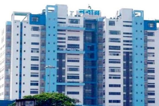 ব্যয় সংকোচনের অংশ হিসেবে গত এপ্রিল মাসে সরকারের তরফে জানানো হয়, নতুন কোনও প্রকল্প হাতে নেওয়া হবে না৷ জরুরি ভিত্তি কোনও উন্নয়নমূলক প্রকল্প বা কাজ করার ক্ষেত্রে অর্থ দফতরের আগাম অনুমোদন নিতে হবে৷ পাশাপাশি এই সময়ের মধ্যে রাজ্য সরকারি দফতরগুলি নতুন গাড়ি, কম্পিউটার, টেলিভিশন, আসবাবপত্রও কিনতে পারবে না৷