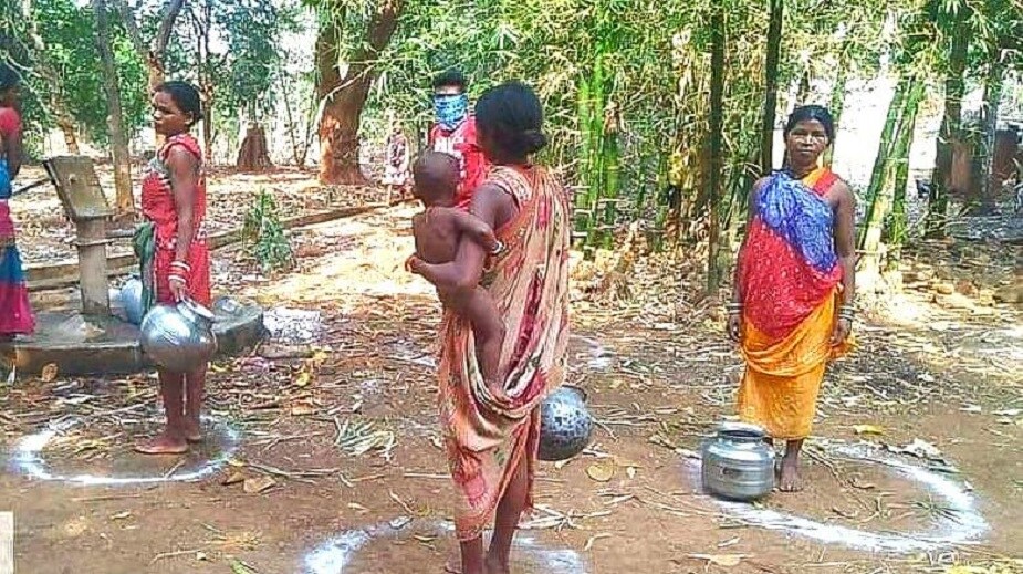 ২২ শতাংশ মানুষ পশু, সম্পত্তি বিক্রি করে পেট চালিয়েছেন ৷ ১৪ শতাংশ মানুষ বাড়ির জিনিসপত্র বন্ধক রেখে পরিবারের মুখে খাবার জুগিয়েছেন।representative image ২২ শতাংশ মানুষ পশু, সম্পত্তি বিক্রি করে পেট চালিয়েছেন ৷ ১৪ শতাংশ মানুষ বাড়ির জিনিসপত্র বন্ধক রেখে পরিবারের মুখে খাবার জুগিয়েছেন।representative image