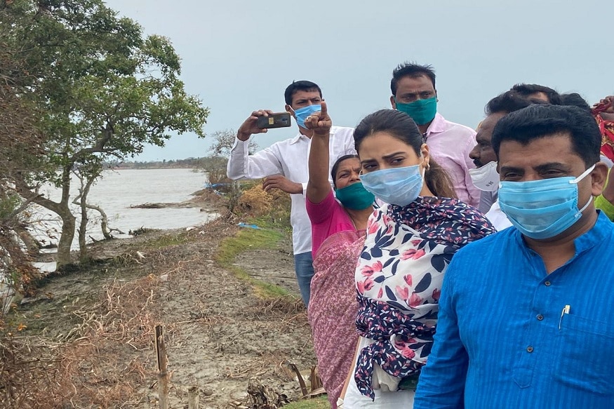 • আমফামের ফলে নদীর পাড়ে অনেকেরই বিপুল ক্ষতি হয়েছে। এদিন প্রশাসনিক কর্তাদের নিয়ে সেসব খতিয়ে দেখেন নুসরত। • আমফামের ফলে নদীর পাড়ে অনেকেরই বিপুল ক্ষতি হয়েছে। এদিন প্রশাসনিক কর্তাদের নিয়ে সেসব খতিয়ে দেখেন নুসরত।