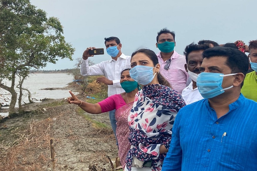 • সুপার সাইক্লোন আমফানের ফলে দক্ষিণবঙ্গের একাধিক জেলা বিপুল ক্ষতির মুখে পড়েছে। হিঙ্গলগঞ্জেও ক্ষতির মুখে পড়েছেন দরিদ্র সাধারণ মানুষ। • সুপার সাইক্লোন আমফানের ফলে দক্ষিণবঙ্গের একাধিক জেলা বিপুল ক্ষতির মুখে পড়েছে। হিঙ্গলগঞ্জেও ক্ষতির মুখে পড়েছেন দরিদ্র সাধারণ মানুষ।