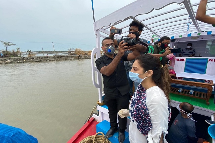 • অনেক জায়গায় ঘরবাড়ি ভেঙে গিয়েছে। ঝড়ের তীব্রতা এতই বেশি ছিল যে অনেকের বাড়ির চাল উড়ে গিয়েছে। বিশেষত ক্ষতিগ্রস্থ হয়েছে কাঁচা বাড়ি। • অনেক জায়গায় ঘরবাড়ি ভেঙে গিয়েছে। ঝড়ের তীব্রতা এতই বেশি ছিল যে অনেকের বাড়ির চাল উড়ে গিয়েছে। বিশেষত ক্ষতিগ্রস্থ হয়েছে কাঁচা বাড়ি।
