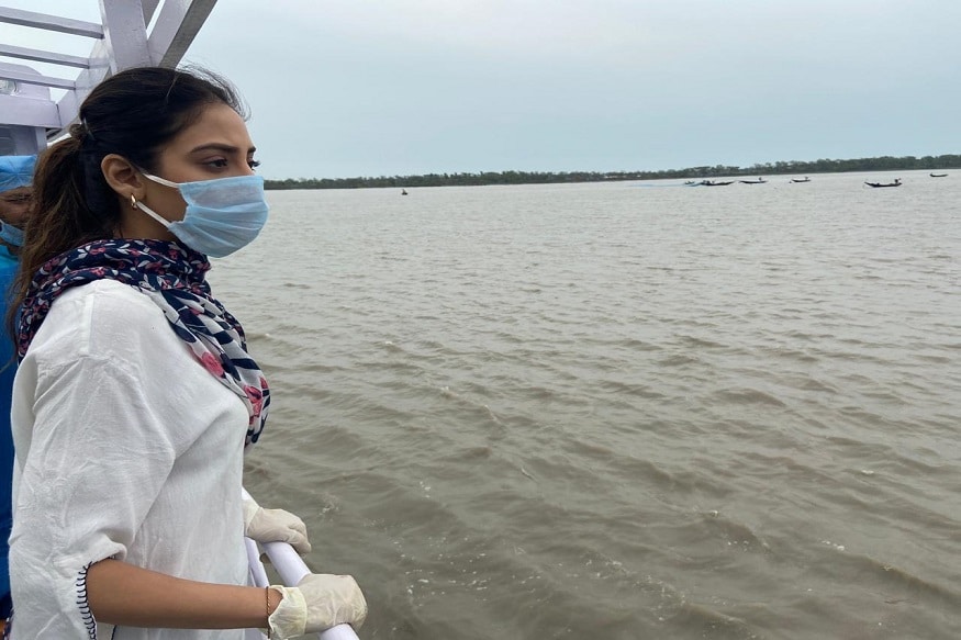 • ক্ষতি হয়েছে গাছপালার, ফসলের। ঝড়ের তাণ্ডবে হিঙ্গলগঞ্জ এককথায় লণ্ডভণ্ড হয়ে গিয়েছে বলা যায়। সেই এলাকার মানুষের পাশে দাঁড়ালেন নুসরত। • ক্ষতি হয়েছে গাছপালার, ফসলের। ঝড়ের তাণ্ডবে হিঙ্গলগঞ্জ এককথায় লণ্ডভণ্ড হয়ে গিয়েছে বলা যায়। সেই এলাকার মানুষের পাশে দাঁড়ালেন নুসরত।