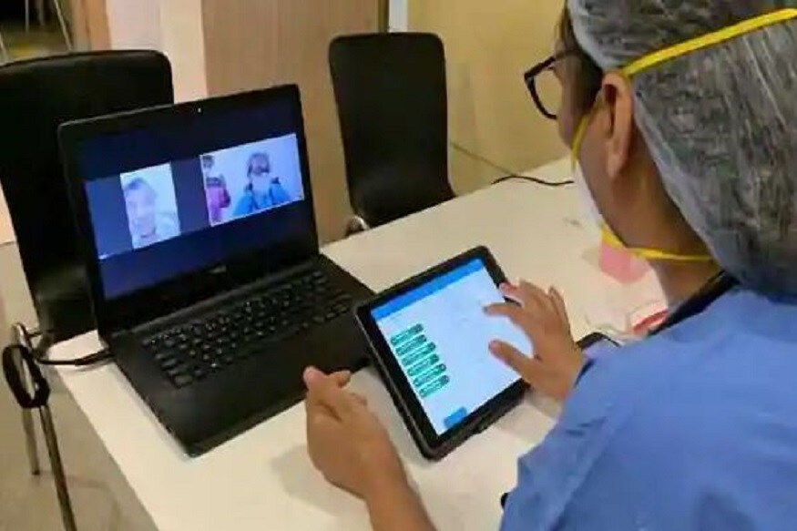 এর সবথেকে বড় সুবিধে এটাই হবে যে দেশের যে কোনও প্রান্তের হাসপাতালে চিকিৎসা করাতে গেলেরোগীকে আর তাঁর সঙ্গে অতীতের পরীক্ষা নিরীক্ষার রিপোর্ট বয়ে নিয়ে যেতে হবে না৷ কারণ তাঁর চিকিৎসা সংক্রান্ত যাবতীয় তথ্য ওই কার্ডেই সেভ করা থাকবে৷ Photo- Reuters এর সবথেকে বড় সুবিধে এটাই হবে যে দেশের যে কোনও প্রান্তের হাসপাতালে চিকিৎসা করাতে গেলেরোগীকে আর তাঁর সঙ্গে অতীতের পরীক্ষা নিরীক্ষার রিপোর্ট বয়ে নিয়ে যেতে হবে না৷ কারণ তাঁর চিকিৎসা সংক্রান্ত যাবতীয় তথ্য ওই কার্ডেই সেভ করা থাকবে৷ Photo- Reuters