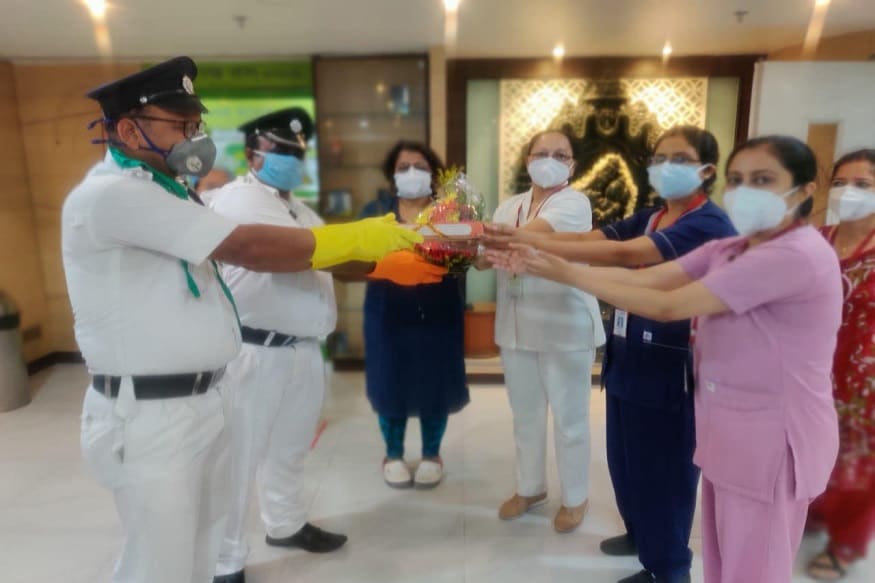 কলকাতার ঢাকুরিয়া আমরি হাসপাতালে নার্সদের হাতে ফুলের স্তবক,মিষ্টির বাক্স তুলে দেয় রবীন্দ্র সরোবর থানার পুলিশকর্মীরা। দৃশ্যতই বিস্ময়ে অভিভূত হয়ে পড়ে এখানকার নার্সরা। কলকাতার ঢাকুরিয়া আমরি হাসপাতালে নার্সদের হাতে ফুলের স্তবক,মিষ্টির বাক্স তুলে দেয় রবীন্দ্র সরোবর থানার পুলিশকর্মীরা। দৃশ্যতই বিস্ময়ে অভিভূত হয়ে পড়ে এখানকার নার্সরা।