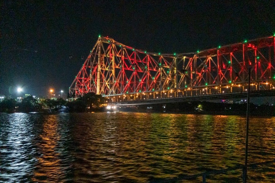 রাজ্যে আক্রান্তের সংখ্যা বেড়ে দাঁড়াল ২৫৭৬। করোনা রুখতে মরণবাঁচন লড়াই করছেন চিকিৎসক নার্স এবং অন্যান্য স্বাস্থ্যকর্মীরা। এবার এই করোনা যোদ্ধাদের কুর্নিশ জানাতে এবার সেজে উঠল হাওড়া ব্রিজ। রাজ্যে আক্রান্তের সংখ্যা বেড়ে দাঁড়াল ২৫৭৬। করোনা রুখতে মরণবাঁচন লড়াই করছেন চিকিৎসক নার্স এবং অন্যান্য স্বাস্থ্যকর্মীরা। এবার এই করোনা যোদ্ধাদের কুর্নিশ জানাতে এবার সেজে উঠল হাওড়া ব্রিজ।