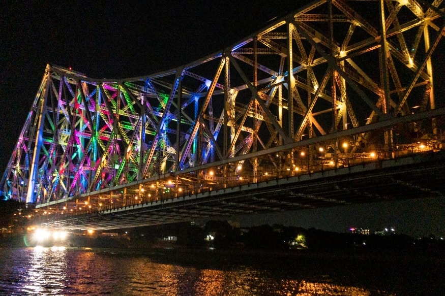ব্রিজটি সাজাতে ব্যবহৃত হয়েছে ডিজিটাল লাইট কন্ট্রোল অ্যালগোরিদম পদ্ধতি।ইউনেস্কোর সনদকে মান্যতা দিয়েই শান্তি এবং আরোগ্যের বার্তা দিতে রঙিন আলোয় সেজে উঠল শতাব্দী প্রচীন এই ক্যান্টিলিভার ব্রিজ। ব্রিজটি সাজাতে ব্যবহৃত হয়েছে ডিজিটাল লাইট কন্ট্রোল অ্যালগোরিদম পদ্ধতি।ইউনেস্কোর সনদকে মান্যতা দিয়েই শান্তি এবং আরোগ্যের বার্তা দিতে রঙিন আলোয় সেজে উঠল শতাব্দী প্রচীন এই ক্যান্টিলিভার ব্রিজ।