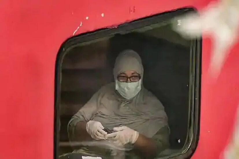একই সঙ্গে যাত্রীর কাছে আরোগ্যসেতু অ্যাপটি রয়েছে কিনা তাও জানতে চাওয়া হবে।