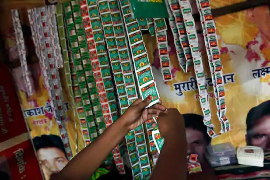 • শুক্রবার রাজ্যে ১১টি পান মশলার ব্র্যান্ড এক বছরের জন্য নিষিদ্ধ করল ঝাড়খণ্ড সরকার। বলা হয়েছে, এই সংস্থার তৈরি পান মশলায় রয়েছে ম্যাগনেশিয়াম কার্বোনেট, যা ২০০৬ সালের খাদ্য নিরাপত্তা আইনকে ভঙ্গ করেছে। • শুক্রবার রাজ্যে ১১টি পান মশলার ব্র্যান্ড এক বছরের জন্য নিষিদ্ধ করল ঝাড়খণ্ড সরকার। বলা হয়েছে, এই সংস্থার তৈরি পান মশলায় রয়েছে ম্যাগনেশিয়াম কার্বোনেট, যা ২০০৬ সালের খাদ্য নিরাপত্তা আইনকে ভঙ্গ করেছে।