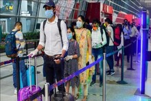 লকডাউনে ৩ মাস দেখা হয়নি, বিমান চালু হতেই একা মায়ের কাছে পৌঁছল ৫ বছরের খুদে