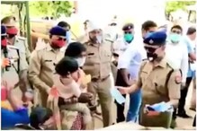 দুর্দিনেও পরিযায়ী শ্রমিকদের সন্তানদের মুখে হাসি ফোটাতে খেলনা উপহার পুলিশের দুর্দিনেও পরিযায়ী শ্রমিকদের সন্তানদের মুখে হাসি ফোটাতে খেলনা উপহার পুলিশের