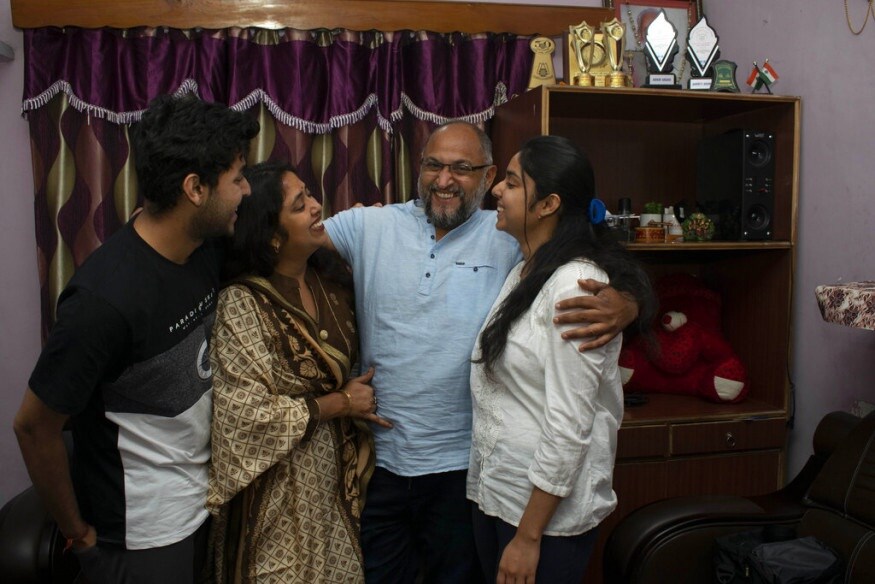 পরিবারের সঙ্গে অন্যতম অ্যাসোসিয়েট প্রেসে কর্মরত ভারতীয় চিত্রসাংবাদিক চান্নি আনন্দ। আনন্দ জম্মুর বাসিন্দা৷ (Image: AP) পরিবারের সঙ্গে অন্যতম অ্যাসোসিয়েট প্রেসে কর্মরত ভারতীয় চিত্রসাংবাদিক চান্নি আনন্দ। আনন্দ জম্মুর বাসিন্দা৷ (Image: AP)