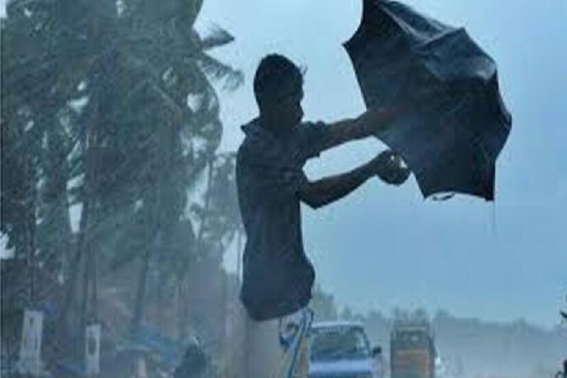 কলকাতায় আংশিক মেঘলা আকাশ। সন্ধের দিকে ঝড় বৃষ্টির সম্ভাবনা। আজ সকালে সর্বনিম্ন তাপমাত্রা স্বাভাবিকের এক ডিগ্রি উপরে ২৭.৬ ডিগ্রি সেলসিয়াস। শুক্রবার বিকেলে সর্বোচ্চ তাপমাত্রা ছিল ৩৪.৭ ডিগ্রি সেলসিয়াস । যা স্বাভাবিকের থেকে ১ ডিগ্রি নীচে । বাতাসে আপেক্ষিক আদ্রতার পরিমাণ ৫৬ থেকে ৯৩ শতাংশ। গত ২৪ ঘণ্টায় এখনো বৃষ্টি হয়নি।