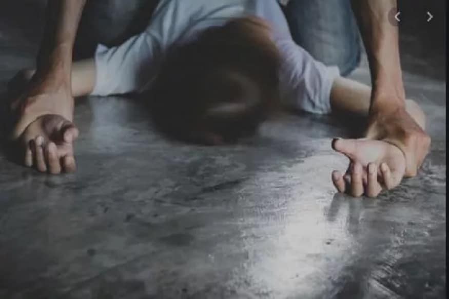 • কিশোরীর মা অভিযোগ করেছেন, তাঁর মেয়েকে ওই দিন বাড়ি ফেরার পথে পথ আটকায় দুই যুবক। তারপর তারা কিশোরীকে তুলে নিয়ে যায় সামনের একটি আমবাগানের মধ্যে। সেখানে ওই দুই যুবকের সঙ্গে আরও তিনজন যুক্ত হয়। খবর কাউকে না জানানোর জন্য ভয়ও দেখায় তাঁরা। (প্রতীকী ছবি) • কিশোরীর মা অভিযোগ করেছেন, তাঁর মেয়েকে ওই দিন বাড়ি ফেরার পথে পথ আটকায় দুই যুবক। তারপর তারা কিশোরীকে তুলে নিয়ে যায় সামনের একটি আমবাগানের মধ্যে। সেখানে ওই দুই যুবকের সঙ্গে আরও তিনজন যুক্ত হয়। খবর কাউকে না জানানোর জন্য ভয়ও দেখায় তাঁরা। (প্রতীকী ছবি)