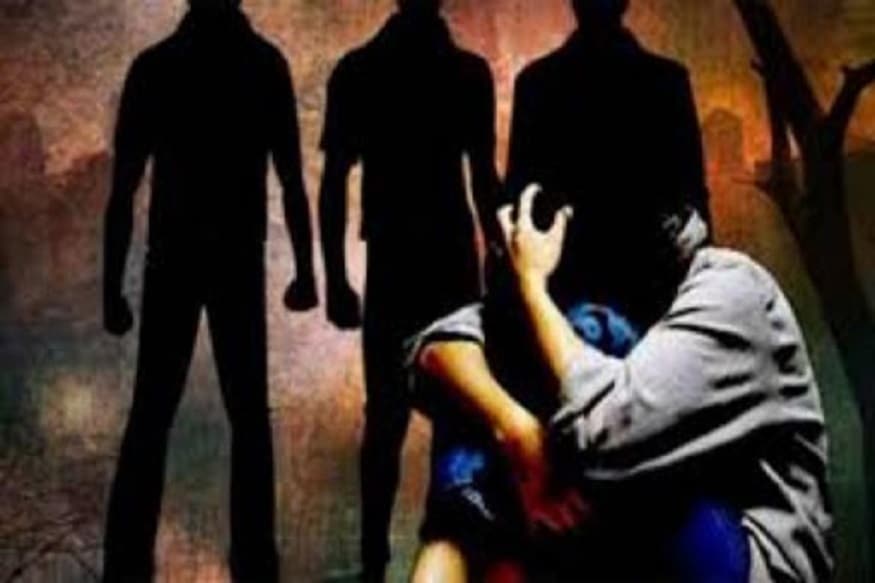 গত ২১ মে ঘটনাটি ঘটে৷ পুলিশি জেরায় জিশান জানায়, তার বোন মানসিক ভারসাম্যহীন৷ মলত্যাগ করার সময়েও মুখ ফুটে বলতে পারে না৷ রোজ সে-ই বোনের দেখভাল করত৷ ঘটনার দিন সে ও তার তিন বন্ধু মিলে মেয়েটিকে নিয়ে যায় একটি পরিত্যক্ত এলাকায়৷ গত ২১ মে ঘটনাটি ঘটে৷ পুলিশি জেরায় জিশান জানায়, তার বোন মানসিক ভারসাম্যহীন৷ মলত্যাগ করার সময়েও মুখ ফুটে বলতে পারে না৷ রোজ সে-ই বোনের দেখভাল করত৷ ঘটনার দিন সে ও তার তিন বন্ধু মিলে মেয়েটিকে নিয়ে যায় একটি পরিত্যক্ত এলাকায়৷