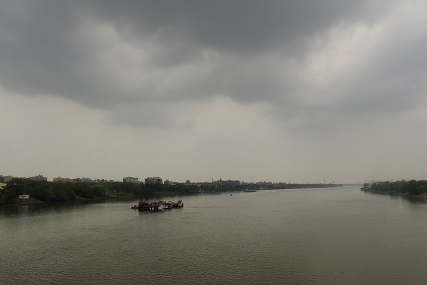 আজও ঝড়-বৃষ্টির সম্ভাবনা রাজ্যে। বিকেল বা সন্ধ্যায় ঝড়-বৃষ্টি হবে উত্তর ও দক্ষিণবঙ্গের কয়েকটি জেলায়। সন্ধের দিকে ঝড় বৃষ্টির সম্ভাবনা কলকাতাতেও। দক্ষিণা বাতাসে ভর করে প্রচুর জলীয়বাষ্প ঢুকছে রাজ্যে। অসমে রয়েছে একটি ঘূর্ণাবর্ত। জলীয় বাষ্প থেকে বজ্রগর্ভ মেঘ ঝড় বৃষ্টির সম্ভাবনা তৈরি হচ্ছে। আজও ঝড়-বৃষ্টির সম্ভাবনা রাজ্যে। বিকেল বা সন্ধ্যায় ঝড়-বৃষ্টি হবে উত্তর ও দক্ষিণবঙ্গের কয়েকটি জেলায়। সন্ধের দিকে ঝড় বৃষ্টির সম্ভাবনা কলকাতাতেও। দক্ষিণা বাতাসে ভর করে প্রচুর জলীয়বাষ্প ঢুকছে রাজ্যে। অসমে রয়েছে একটি ঘূর্ণাবর্ত। জলীয় বাষ্প থেকে বজ্রগর্ভ মেঘ ঝড় বৃষ্টির সম্ভাবনা তৈরি হচ্ছে।
