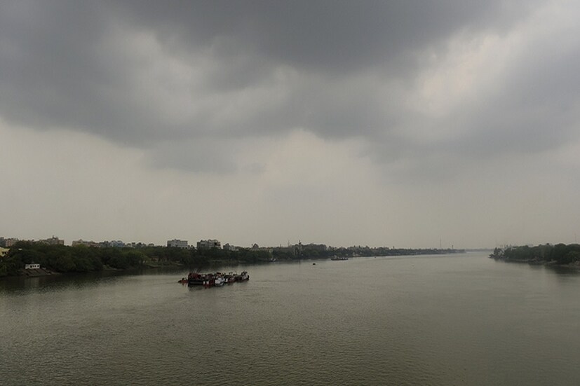 আজও ঝড়-বৃষ্টির সম্ভাবনা রাজ্যে। বিকেল বা সন্ধ্যায় ঝড়-বৃষ্টি হবে উত্তর ও দক্ষিণবঙ্গের কয়েকটি জেলায়। সন্ধের দিকে ঝড় বৃষ্টির সম্ভাবনা কলকাতাতেও। দক্ষিণা বাতাসে ভর করে প্রচুর জলীয়বাষ্প ঢুকছে রাজ্যে। অসমে রয়েছে একটি ঘূর্ণাবর্ত। জলীয় বাষ্প থেকে বজ্রগর্ভ মেঘ ঝড় বৃষ্টির সম্ভাবনা তৈরি হচ্ছে।