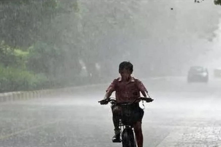 অতি ভারী বৃষ্টির সম্ভাবনা বাড়ছে উত্তরবঙ্গে। রবিবার থেকেই উত্তরবঙ্গে বাড়বে বৃষ্টি। সোমবার প্রবল বর্ষণের সর্তকতা উত্তরবঙ্গের সিকিম, অসম, মেঘালয় ও অরুণাচল প্রদেশে। মৌসুমী অক্ষরেখা আবারও হিমালয় পাদদেশ এলাকায় অবস্থান করায় বৃষ্টি বাড়বে। আগামী সপ্তাহের শুরুতে দক্ষিণবঙ্গের দুএক জেলাতেও ভারী বৃষ্টির সম্ভাবনা। অতি ভারী বৃষ্টির সম্ভাবনা বাড়ছে উত্তরবঙ্গে। রবিবার থেকেই উত্তরবঙ্গে বাড়বে বৃষ্টি। সোমবার প্রবল বর্ষণের সর্তকতা উত্তরবঙ্গের সিকিম, অসম, মেঘালয় ও অরুণাচল প্রদেশে। মৌসুমী অক্ষরেখা আবারও হিমালয় পাদদেশ এলাকায় অবস্থান করায় বৃষ্টি বাড়বে। আগামী সপ্তাহের শুরুতে দক্ষিণবঙ্গের দুএক জেলাতেও ভারী বৃষ্টির সম্ভাবনা।