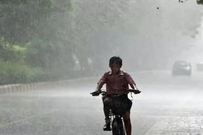 অতি ভারী বৃষ্টির সম্ভাবনা বাড়ছে উত্তরবঙ্গে। রবিবার থেকেই উত্তরবঙ্গে বাড়বে বৃষ্টি। সোমবার প্রবল বর্ষণের সর্তকতা উত্তরবঙ্গের সিকিম, অসম, মেঘালয় ও অরুণাচল প্রদেশে। মৌসুমী অক্ষরেখা আবারও হিমালয় পাদদেশ এলাকায় অবস্থান করায় বৃষ্টি বাড়বে। আগামী সপ্তাহের শুরুতে দক্ষিণবঙ্গের দু&#039;এক জেলাতেও ভারী বৃষ্টির সম্ভাবনা।