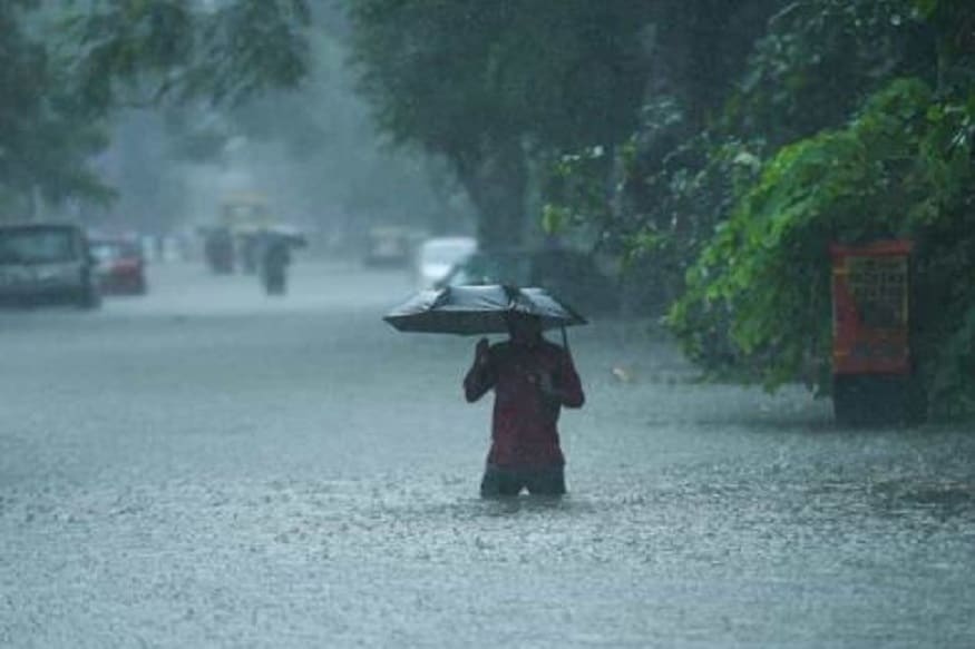 ▪️দক্ষিণ পশ্চিম মৌসুমী বায়ু আন্দামান-নিকোবর ছাড়িয়ে দক্ষিণ বঙ্গোপসাগরের অধিকাংশ জুড়ে অবস্থান করছে।আগামী ৪৮ ঘণ্টায় মালদ্বীপ ও কমোরিন এলাকা অতিক্রম করবে এই মৌসুমী বায়ু।মৌসুমী বায়ু আন্দামান-নিকোবর ছাড়িয়ে শ্রীলঙ্কা পেরিয়ে পয়লা জুনের মধ্যেই ঢুকে পড়বে মূল ভারতের ভূখণ্ডে। মৌসুমী বায়ু সক্রিয় তার কারণ হিসেবে আবহাওয়াবিদরা লক্ষ্য করছেন দক্ষিণ-পূর্ব আরব সাগরে তৈরি হচ্ছে নিম্নচাপ। এই নিম্নচাপের টানেই বর্ষা ঢুকে পড়বে মূল ভারতের ভূখণ্ড কেরলে।পয়লা জুন নির্ধারিত সময়ের মধ্যেই বর্ষা ঢুকে পড়বে কেরলে এমনটাই অনুমান আবহাওয়াবিদদের। সেক্ষেত্রে জুন মাসের প্রথম সপ্তাহের শেষ দিকে উত্তরবঙ্গে ও দ্বিতীয় সপ্তাহে দক্ষিণবঙ্গে অর্থাৎ কলকাতায় বর্ষা ঢুকে পড়ার প্রবল সম্ভাবনা। ▪️দক্ষিণ পশ্চিম মৌসুমী বায়ু আন্দামান-নিকোবর ছাড়িয়ে দক্ষিণ বঙ্গোপসাগরের অধিকাংশ জুড়ে অবস্থান করছে।আগামী ৪৮ ঘণ্টায় মালদ্বীপ ও কমোরিন এলাকা অতিক্রম করবে এই মৌসুমী বায়ু।মৌসুমী বায়ু আন্দামান-নিকোবর ছাড়িয়ে শ্রীলঙ্কা পেরিয়ে পয়লা জুনের মধ্যেই ঢুকে পড়বে মূল ভারতের ভূখণ্ডে। মৌসুমী বায়ু সক্রিয় তার কারণ হিসেবে আবহাওয়াবিদরা লক্ষ্য করছেন দক্ষিণ-পূর্ব আরব সাগরে তৈরি হচ্ছে নিম্নচাপ। এই নিম্নচাপের টানেই বর্ষা ঢুকে পড়বে মূল ভারতের ভূখণ্ড কেরলে।পয়লা জুন নির্ধারিত সময়ের মধ্যেই বর্ষা ঢুকে পড়বে কেরলে এমনটাই অনুমান আবহাওয়াবিদদের। সেক্ষেত্রে জুন মাসের প্রথম সপ্তাহের শেষ দিকে উত্তরবঙ্গে ও দ্বিতীয় সপ্তাহে দক্ষিণবঙ্গে অর্থাৎ কলকাতায় বর্ষা ঢুকে পড়ার প্রবল সম্ভাবনা।