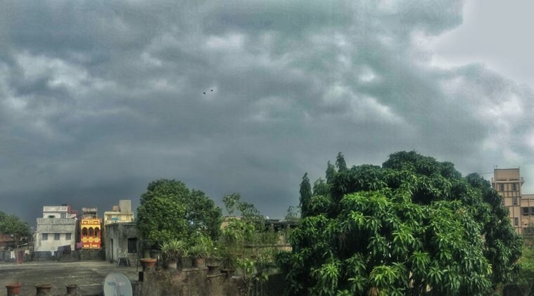 উত্তর বাংলাদেশ ও মেঘালয় সংলগ্ন এলাকায় রয়েছে ঘূর্ণাবর্ত। রাজস্থানের ঘূর্ণাবর্ত থেকে মধ্যপ্রদেশ পর্যন্ত রয়েছে একটি নিম্নচাপ অক্ষরেখা। এছাড়াও সক্রিয় পশ্চিমী ঝঞ্ঝা উত্তর-পূর্ব দিকে এগোচ্ছে। এর ফলে বঙ্গোপসাগর থেকে প্রচুর জলীয়বাষ্প ঢুকছে রাজ্যে। এই জলীয় বাষ্প থেকে বজ্রগর্ভ মেঘ হয়ে ঝড় বৃষ্টির সম্ভাবনা তৈরি হচ্ছে। Representational Image উত্তর বাংলাদেশ ও মেঘালয় সংলগ্ন এলাকায় রয়েছে ঘূর্ণাবর্ত। রাজস্থানের ঘূর্ণাবর্ত থেকে মধ্যপ্রদেশ পর্যন্ত রয়েছে একটি নিম্নচাপ অক্ষরেখা। এছাড়াও সক্রিয় পশ্চিমী ঝঞ্ঝা উত্তর-পূর্ব দিকে এগোচ্ছে। এর ফলে বঙ্গোপসাগর থেকে প্রচুর জলীয়বাষ্প ঢুকছে রাজ্যে। এই জলীয় বাষ্প থেকে বজ্রগর্ভ মেঘ হয়ে ঝড় বৃষ্টির সম্ভাবনা তৈরি হচ্ছে। Representational Image