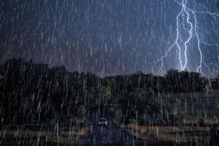 আমফান দুর্যোগের রেশ কাটতে না কাটতেই ফের শুরু ভয়ঙ্কর ঝড়-বৃষ্টি৷ বুধবার সন্ধে থেকে কলকাতা ও অন্যান্য জেলায় চলে ঝড়ের দাপট, সঙ্গে মুশলধারে বৃষ্টি৷ আমফান দুর্যোগের রেশ কাটতে না কাটতেই ফের শুরু ভয়ঙ্কর ঝড়-বৃষ্টি৷ বুধবার সন্ধে থেকে কলকাতা ও অন্যান্য জেলায় চলে ঝড়ের দাপট, সঙ্গে মুশলধারে বৃষ্টি৷