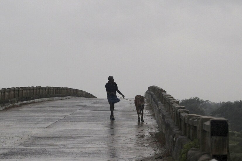 • আগামী ২৪ ঘণ্টায় মাঝারি থেকে ভারী বৃষ্টির পূর্বাভাস উত্তরবঙ্গের ওপরের দিকের জেলায়। দার্জিলিং, কালিম্পং, কোচবিহার, জলপাইগুড়ি, আলিপুরদুয়ারে বৃষ্টিপাতের সম্ভাবনা রয়েছে। আগামিকাল রবিবার থেকে বৃষ্টি বাড়ার সম্ভাবনা উত্তরবঙ্গের জেলাগুলিতে। ভারী থেকে অতি ভারী বৃষ্টির সর্তকতা। সবচেয়ে বেশি বৃষ্টি হওয়ার সম্ভাবনা আলিপুরদুয়ার, কোচবিহার, জলপাইগুড়িতে। মঙ্গল ও বুধবার উত্তর দিনাজপুরেও ভারী বৃষ্টির পূর্বাভাস। 