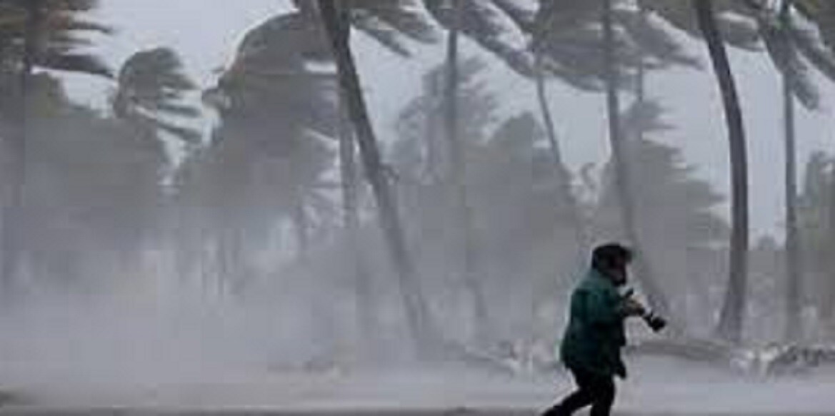 ৩ মে রাত থেকে রাজস্থানের উপর ঘূর্ণিঝড় তৈরি হওয়ার সম্ভাবনা রয়েছে ৷ এর জেরে আগামী ৩-৪ দিন উত্তর পশ্চিমে ৪০ থেকে ৫০ কিলোমিটার বেগে ঝড় ও বৃষ্টির সম্ভাবনা রয়েছে ৷ পাশাপাশি পশ্চিম হিমালয়ের উপরের অঞ্চলগুলিতে তুষারপাত হতে পারে। ৩ মে রাত থেকে রাজস্থানের উপর ঘূর্ণিঝড় তৈরি হওয়ার সম্ভাবনা রয়েছে ৷ এর জেরে আগামী ৩-৪ দিন উত্তর পশ্চিমে ৪০ থেকে ৫০ কিলোমিটার বেগে ঝড় ও বৃষ্টির সম্ভাবনা রয়েছে ৷ পাশাপাশি পশ্চিম হিমালয়ের উপরের অঞ্চলগুলিতে তুষারপাত হতে পারে।