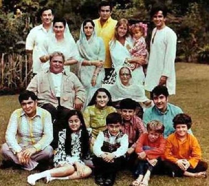 ▪️তবে সেই বিশাল এলাকা আপাতত এক ব্যক্তির সম্পত্তি৷ সেখানে জাদুঘর খোলা সম্ভব নয় প্রশাসনের, কারণ সেই পরিমাণ টাকা নেই তাদের কাছে৷ তবে কাপুরদের পুরনো বাড়ি ভাঙতে যাতে তিনি না পারেন, সেই ব্যবস্থা করা হয়েছে৷ 